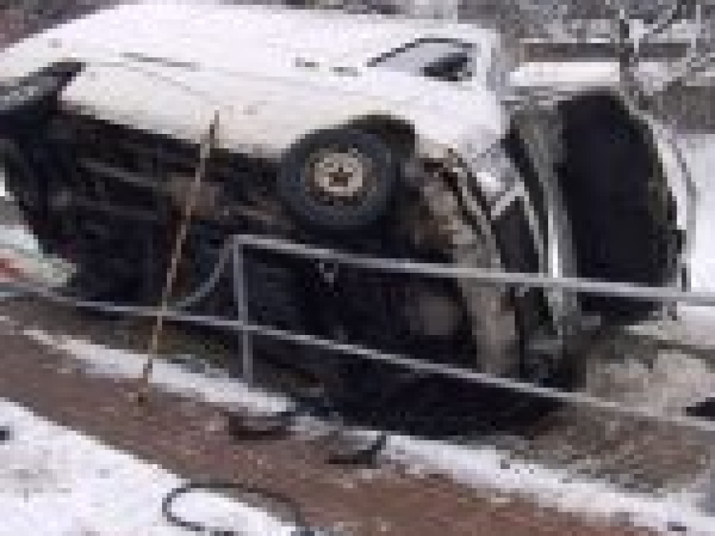 VW Transporter spadł z ulicy Sienkiewicza na schodki dla pieszych (zdjęcia)