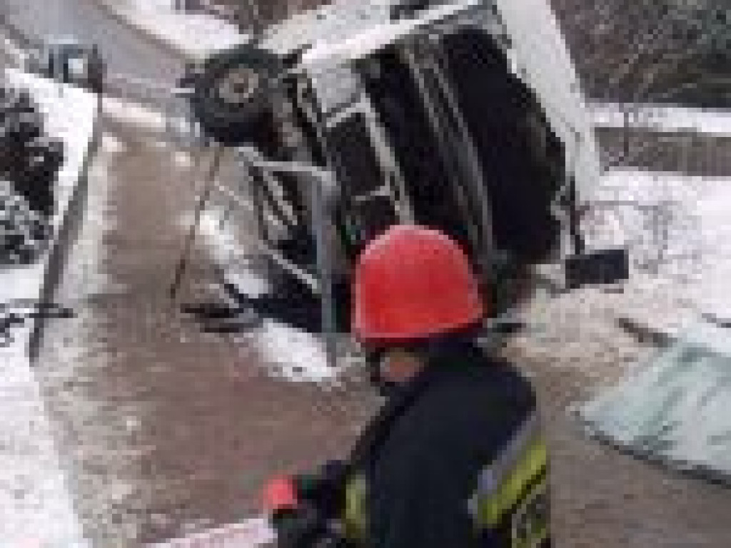VW Transporter spadł z ulicy Sienkiewicza na schodki dla pieszych (zdjęcia)