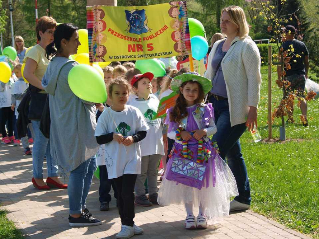 Dzień Ziemi. Happening ekologiczny ostrowieckich przedszkolaków