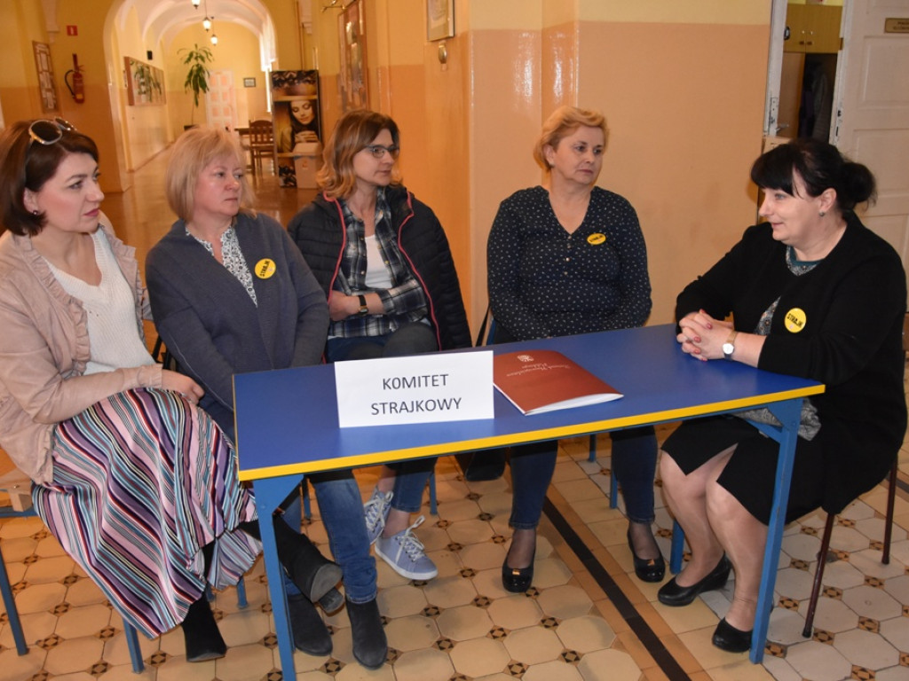 Strajk nauczycieli. Walczą także o godność i szacunek (zdjęcia)