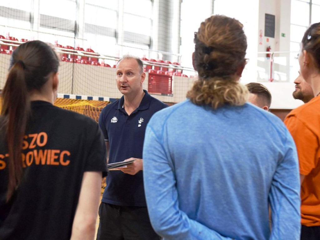 Trening siatkarek KSZO pod wodzą nowego trenera Tomasza Kamudy