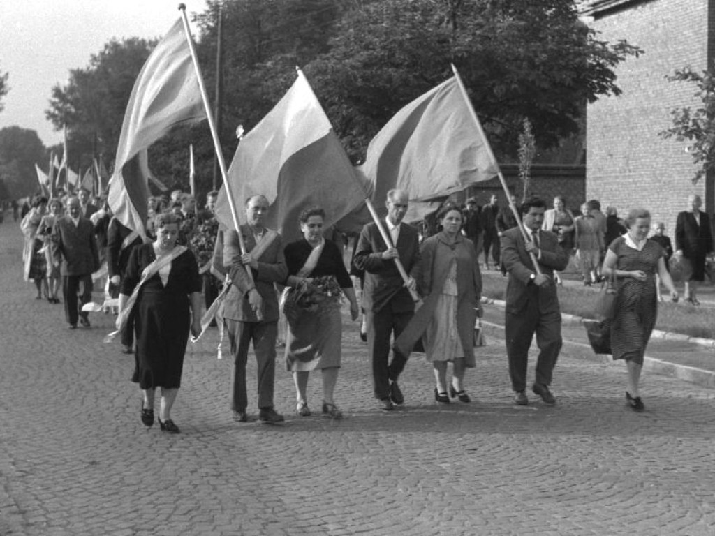 Pochody pierwszomajowe w dawnym Ostrowcu Świętokrzyskim (zdjęcia)