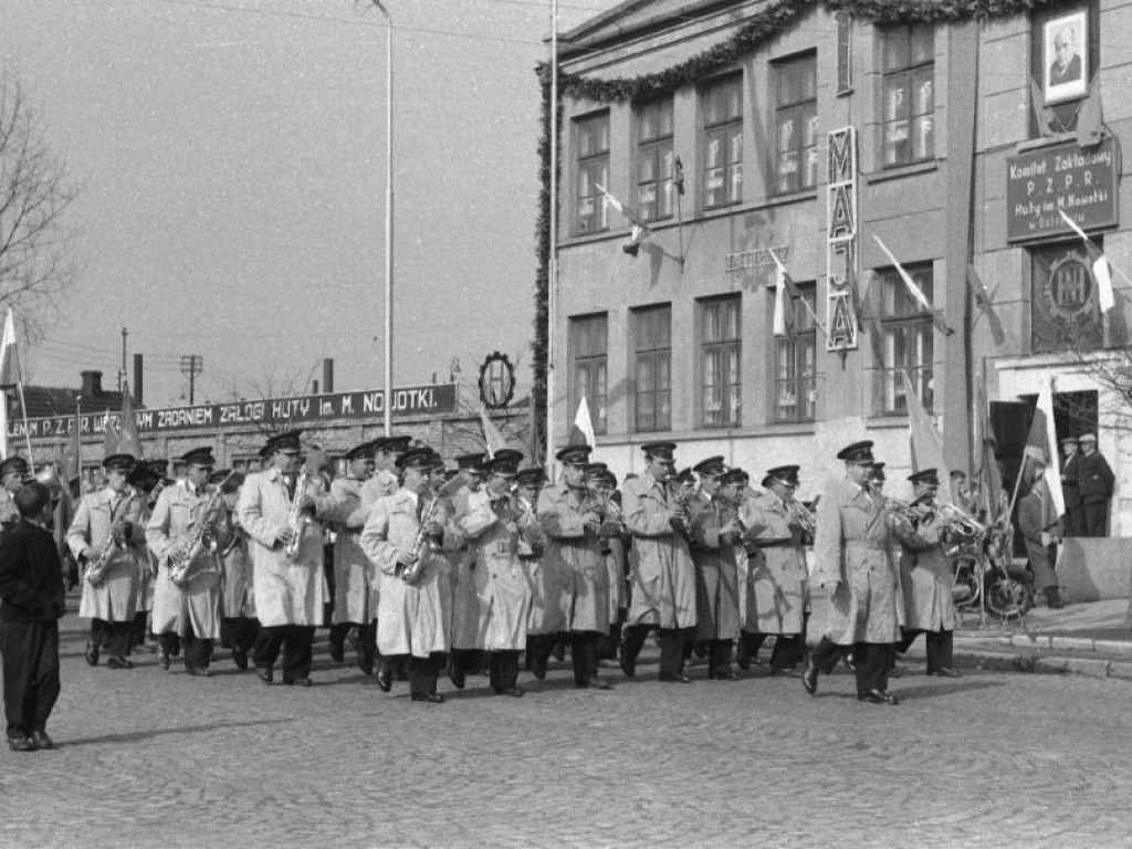 Pochody pierwszomajowe w dawnym Ostrowcu Świętokrzyskim (zdjęcia)