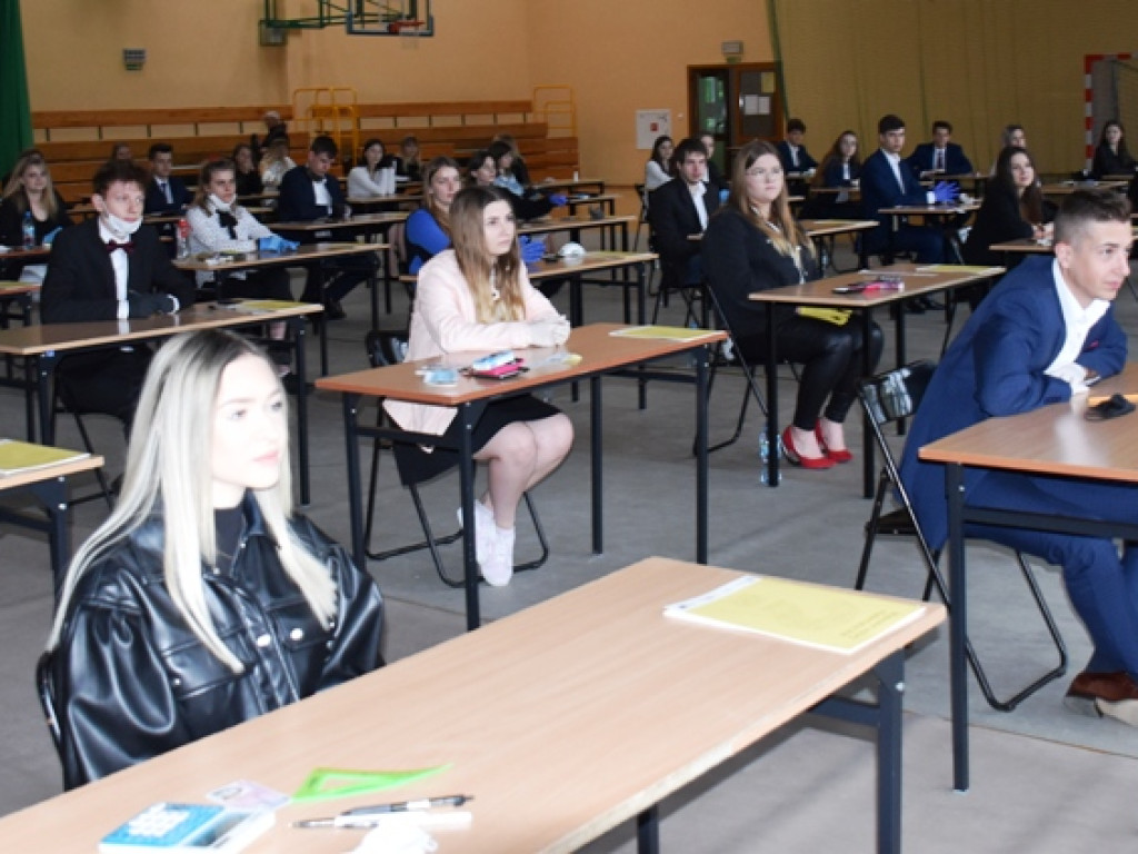 Maturzyści zmagali się dziś z matematyką. Byliśmy w opatowskim liceum (zdjęcia)