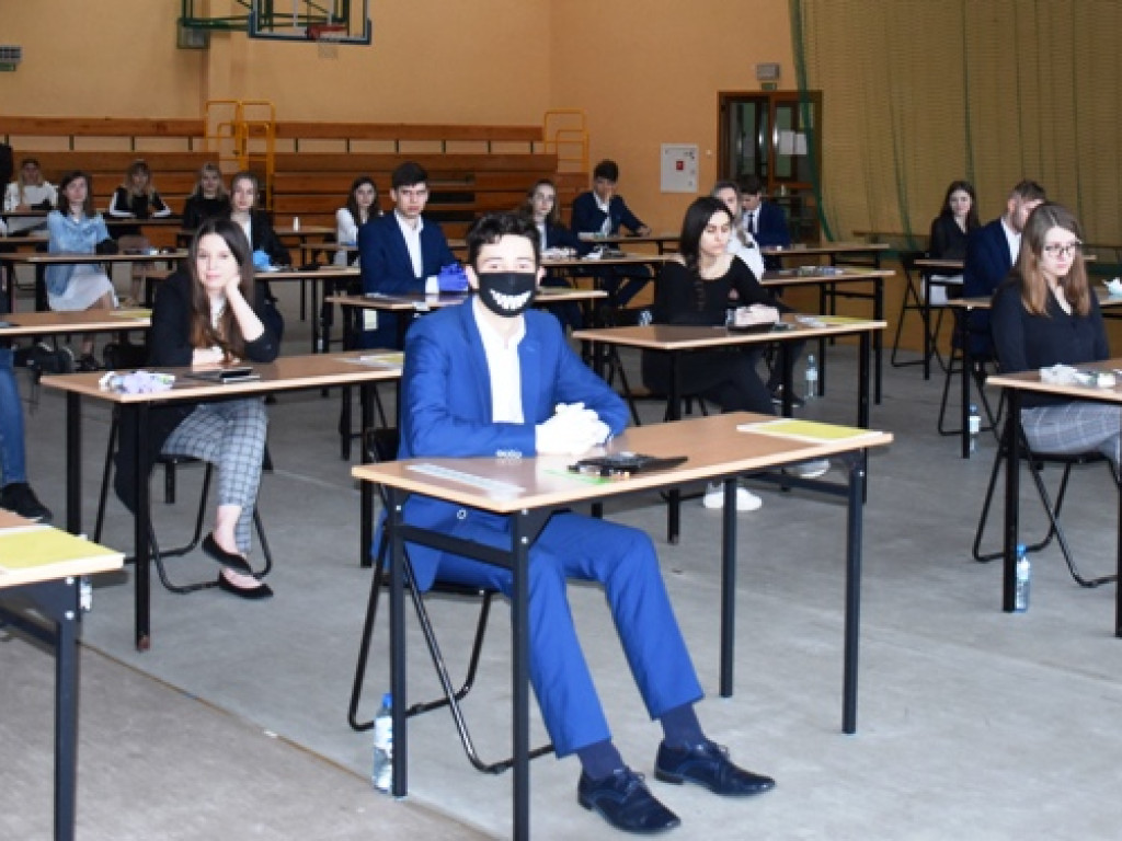 Maturzyści zmagali się dziś z matematyką. Byliśmy w opatowskim liceum (zdjęcia)
