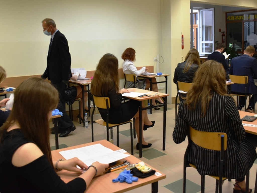 Maturzyści zmagali się dziś z matematyką. Byliśmy w opatowskim liceum (zdjęcia)