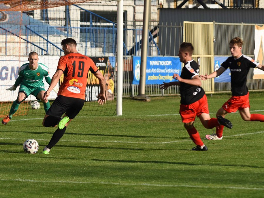 III liga piłkarska. Grupa IV. *KP KSZO 1929 Ostrowiec Świętokrzyski - Korona II Kielce 1:2