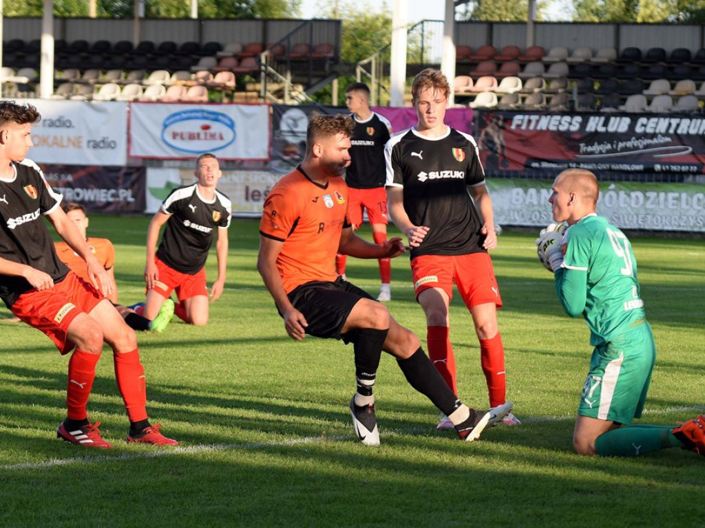 III liga piłkarska. Grupa IV. *KP KSZO 1929 Ostrowiec Świętokrzyski - Korona II Kielce 1:2
