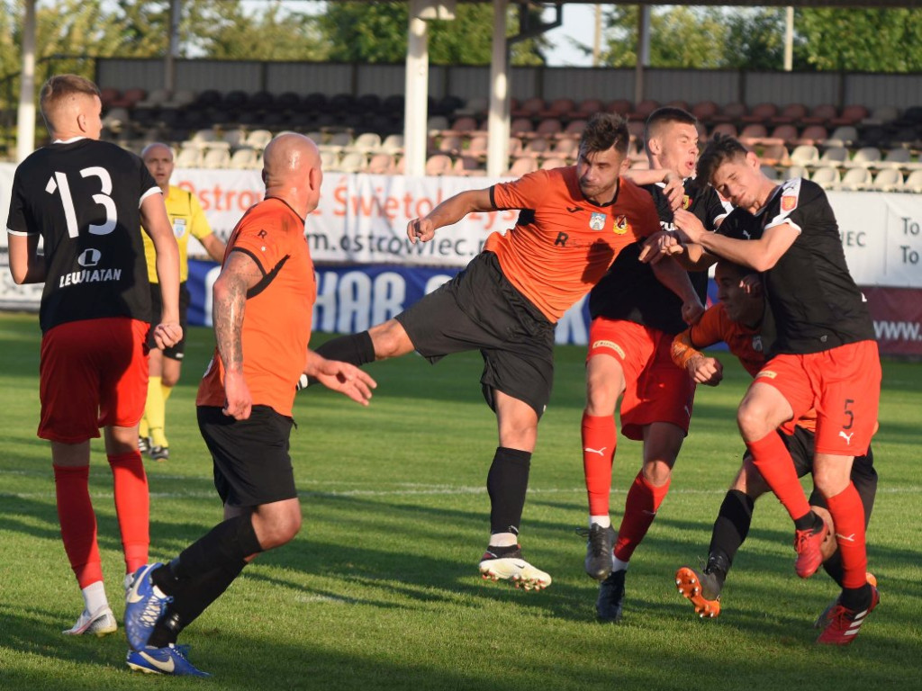 III liga piłkarska. Grupa IV. *KP KSZO 1929 Ostrowiec Świętokrzyski - Korona II Kielce 1:2