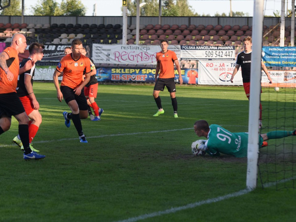III liga piłkarska. Grupa IV. *KP KSZO 1929 Ostrowiec Świętokrzyski - Korona II Kielce 1:2