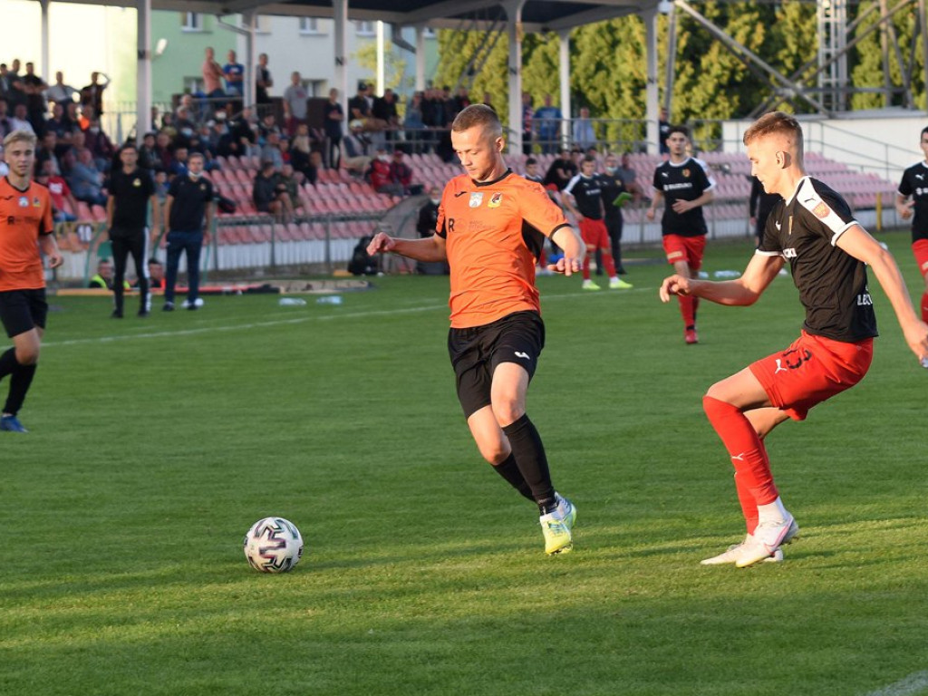 III liga piłkarska. Grupa IV. *KP KSZO 1929 Ostrowiec Świętokrzyski - Korona II Kielce 1:2