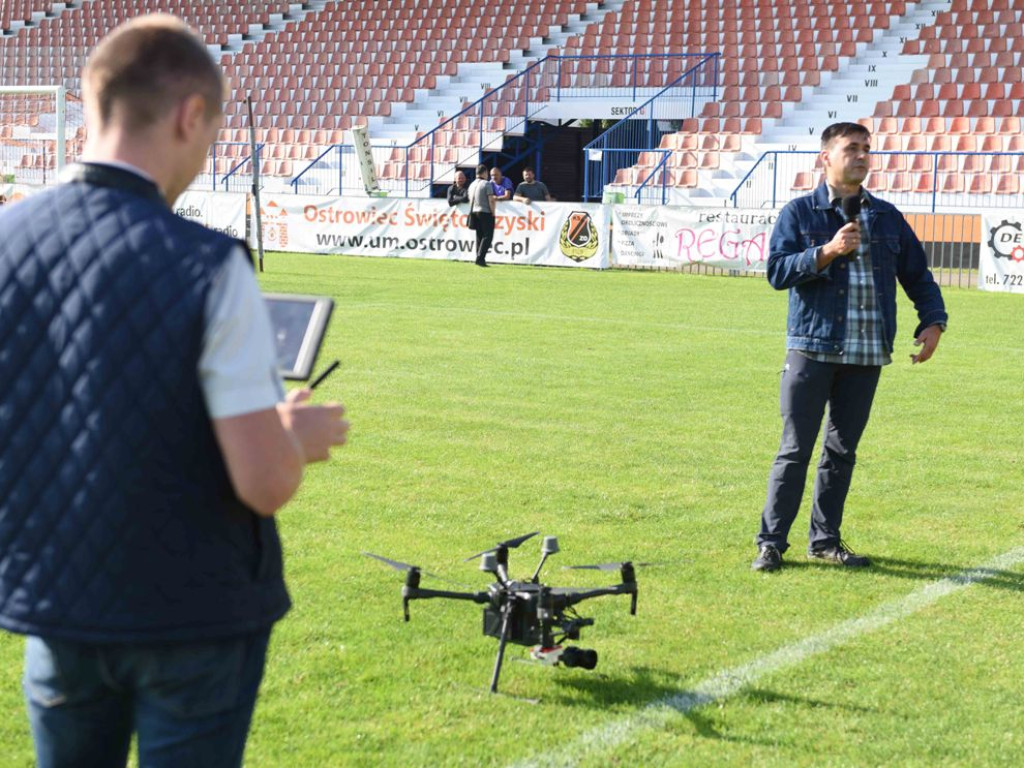 Drony nad stadionem KSZO. Pokazy naukowców z Politechniki Świętokrzyskiej (zdjęcia)