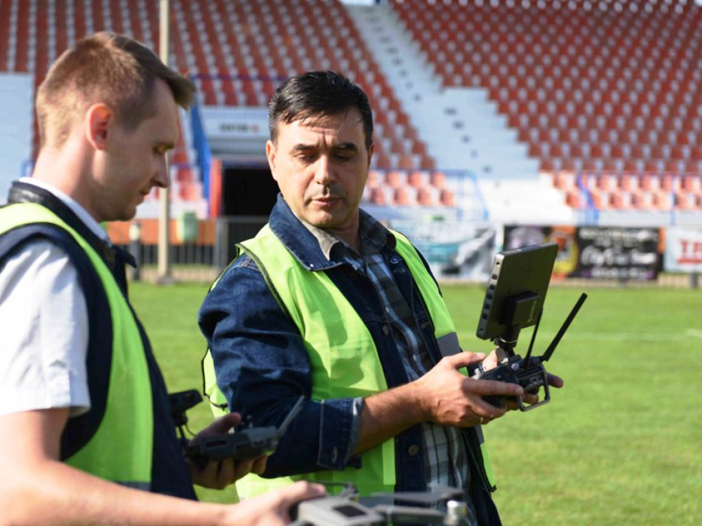 Drony nad stadionem KSZO. Pokazy naukowców z Politechniki Świętokrzyskiej (zdjęcia)