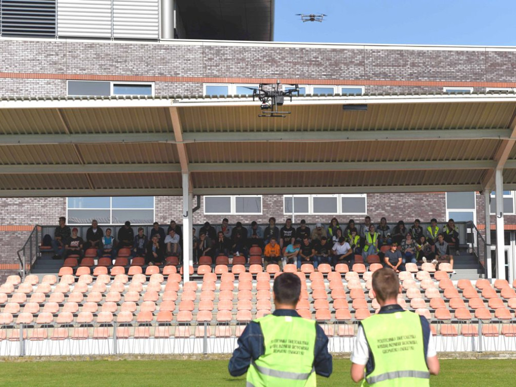 Drony nad stadionem KSZO. Pokazy naukowców z Politechniki Świętokrzyskiej (zdjęcia)