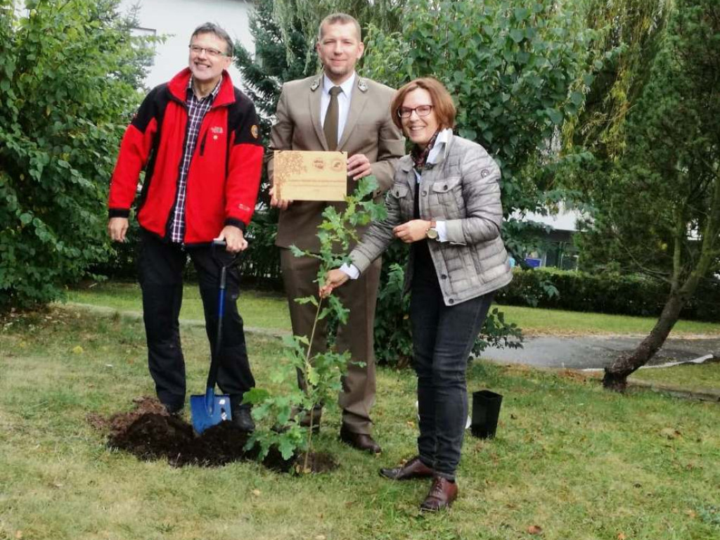 Posadzili drzewa dla przyszłych pokoleń (zdjęcia). Niezwykły jubileusz 70-lecia PTTK