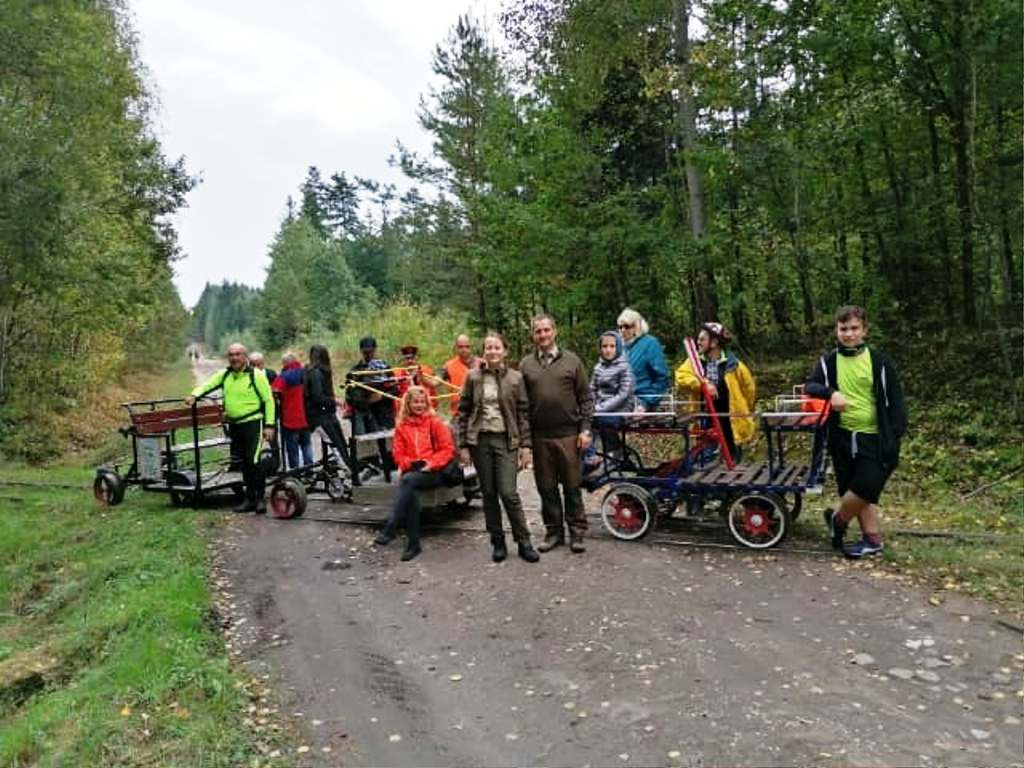 Posadzili drzewa dla przyszłych pokoleń (zdjęcia). Niezwykły jubileusz 70-lecia PTTK