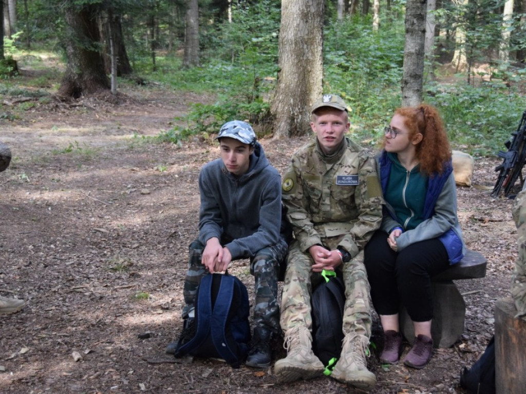 ,,Jodła 2020'. Uczniowie mundurówki z Opatowa szkolą się jak żołnierze (zdjęcia)