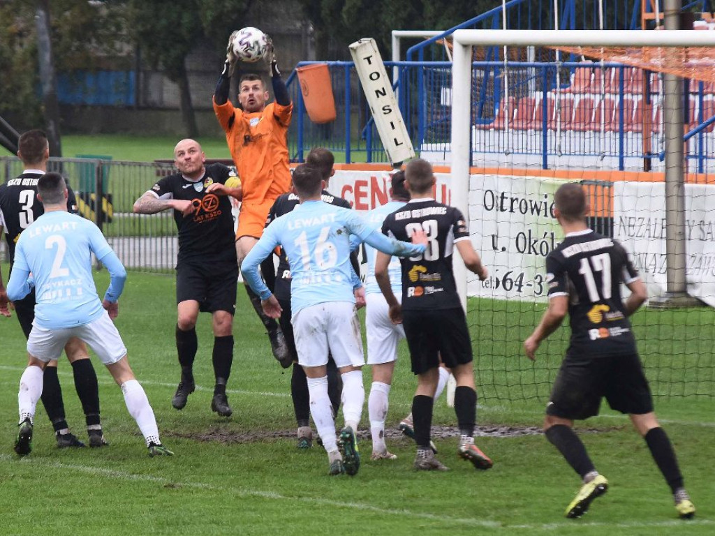 III liga piłkarska. Grupa IV. *KP KSZO 1929 Ostrowiec Świętokrzyski - Lewart Lubartów 2:0