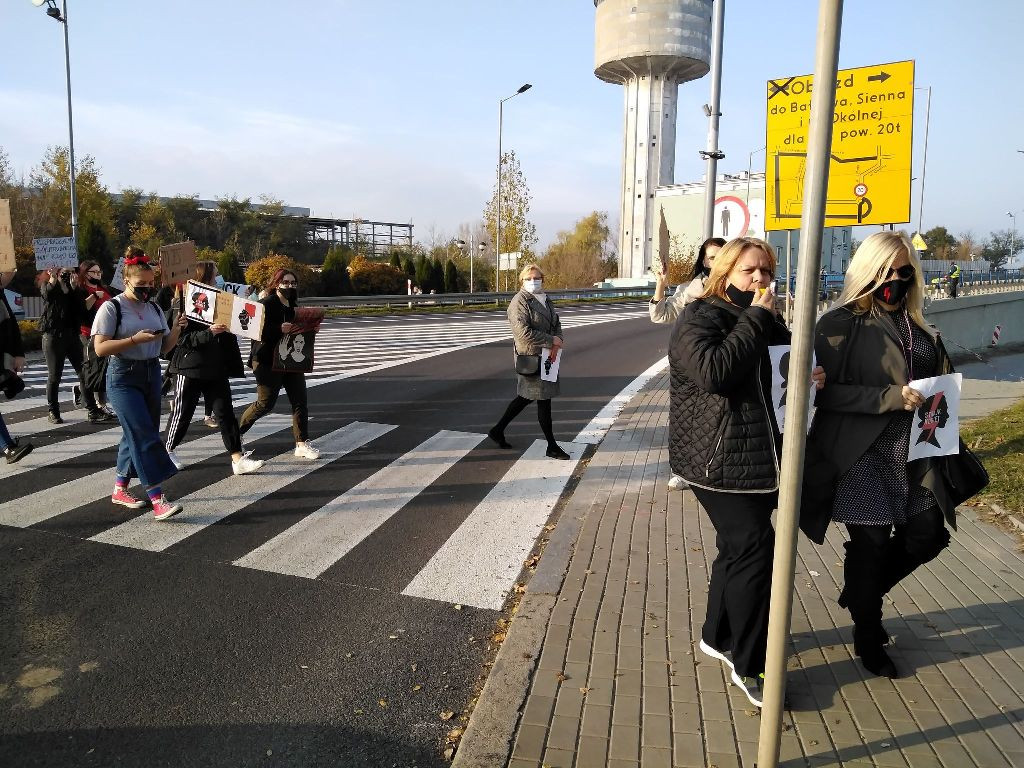 Protest kobiet. Blokada Ronda Republiki Ostrowieckiej i ronda przy Moście Księdza Infułata Marcina Popiela