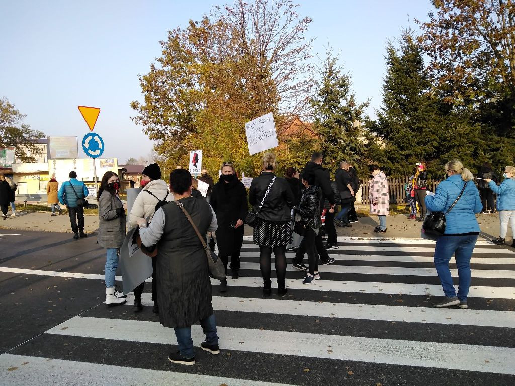 Protest kobiet. Blokada Ronda Republiki Ostrowieckiej i ronda przy Moście Księdza Infułata Marcina Popiela