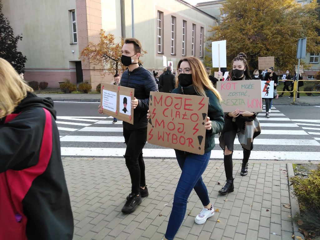 Protest kobiet. Blokada Ronda Republiki Ostrowieckiej i ronda przy Moście Księdza Infułata Marcina Popiela