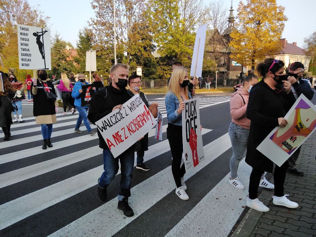 Protest kobiet. Blokada Ronda Republiki Ostrowieckiej i ronda przy Moście Księdza Infułata Marcina Popiela