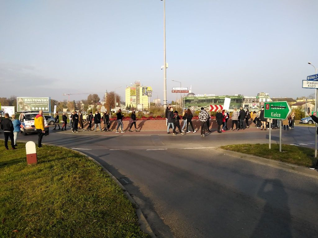 Protest kobiet. Blokada Ronda Republiki Ostrowieckiej i ronda przy Moście Księdza Infułata Marcina Popiela