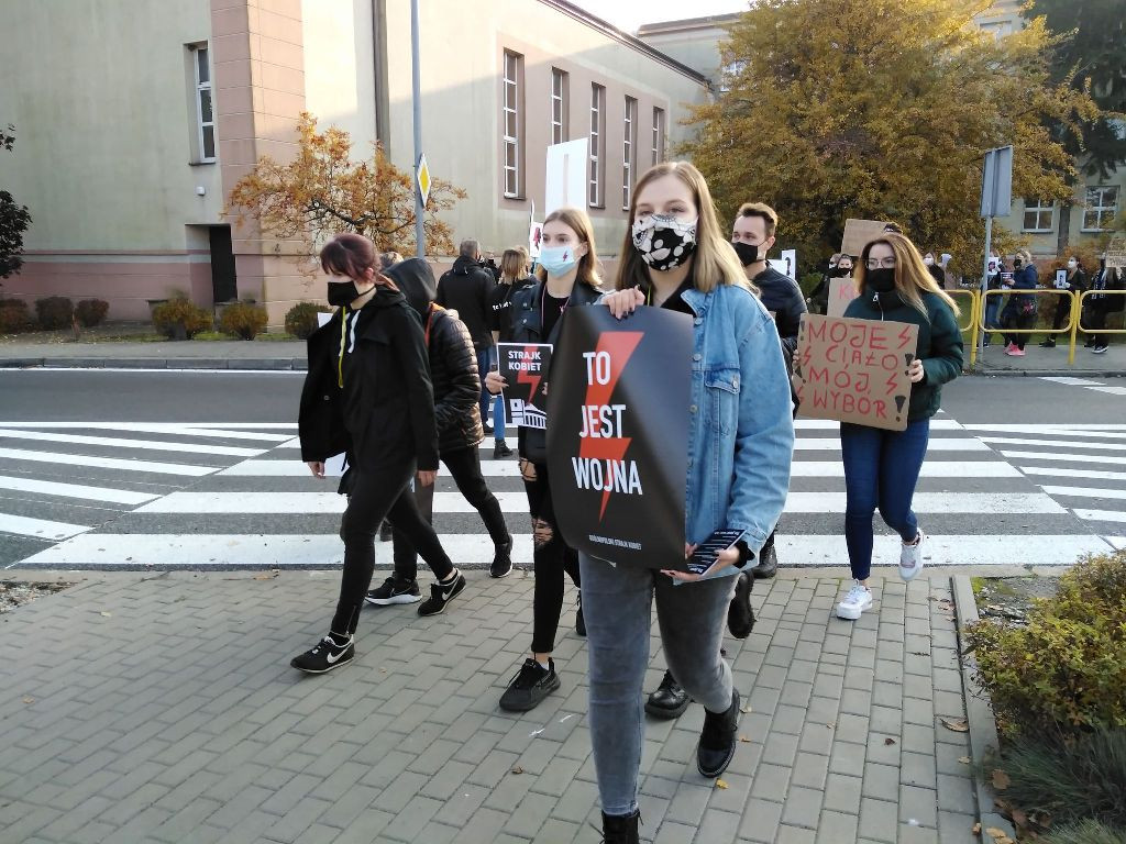 Protest kobiet. Blokada Ronda Republiki Ostrowieckiej i ronda przy Moście Księdza Infułata Marcina Popiela
