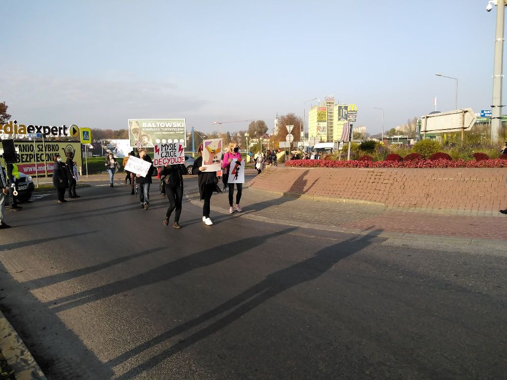 Protest kobiet. Blokada Ronda Republiki Ostrowieckiej i ronda przy Moście Księdza Infułata Marcina Popiela