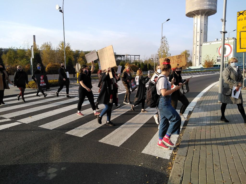 Protest kobiet. Blokada Ronda Republiki Ostrowieckiej i ronda przy Moście Księdza Infułata Marcina Popiela
