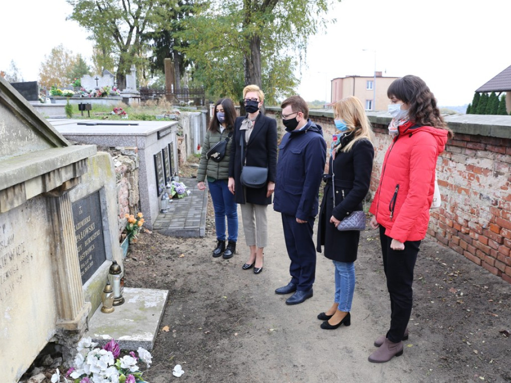 Wizyty na grobach ostrowieckich samorządowców. Składania kwiatów pod pomnikami rozstrzelanych w 1943 roku ostrowczan