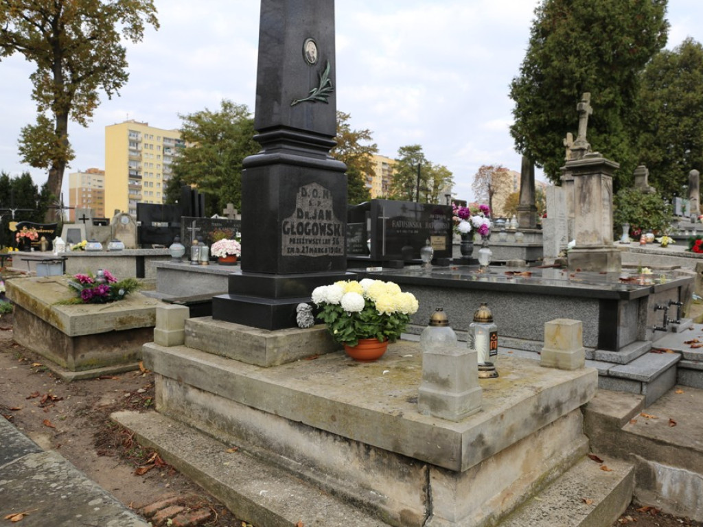 Wizyty na grobach ostrowieckich samorządowców. Składania kwiatów pod pomnikami rozstrzelanych w 1943 roku ostrowczan