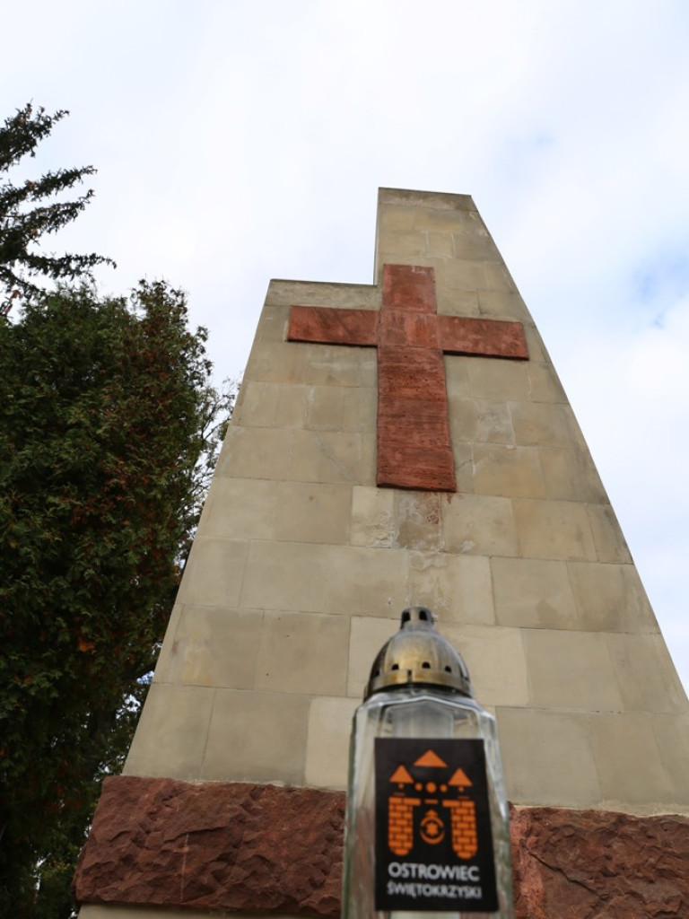 Wizyty na grobach ostrowieckich samorządowców. Składania kwiatów pod pomnikami rozstrzelanych w 1943 roku ostrowczan