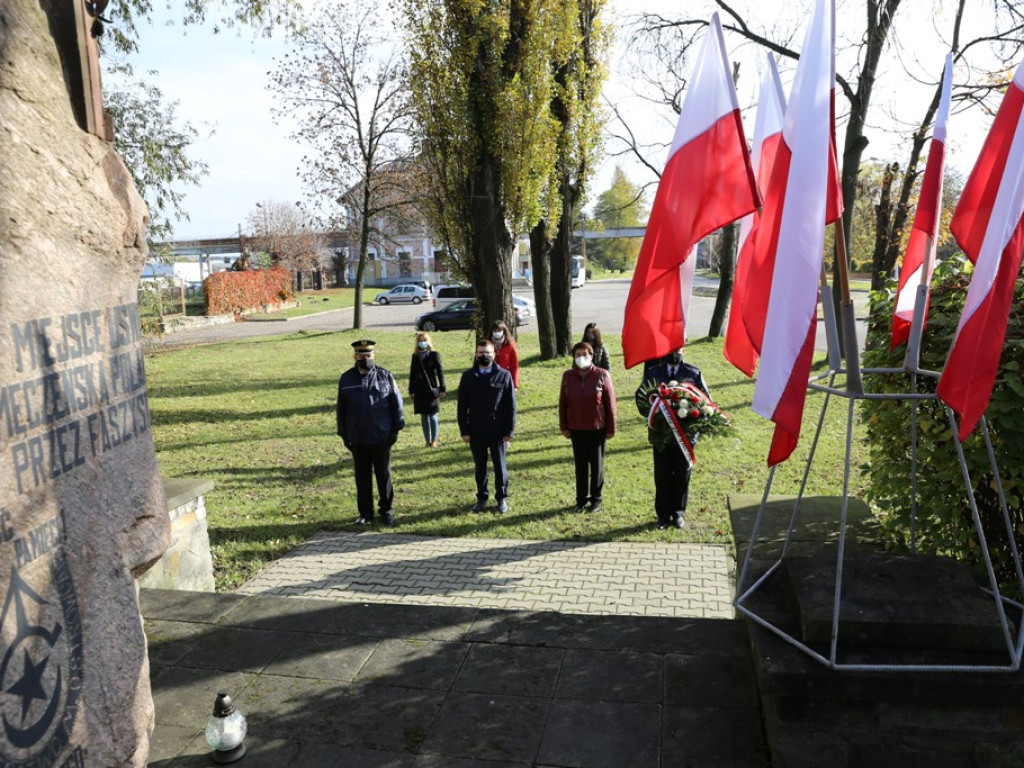 Wizyty na grobach ostrowieckich samorządowców. Składania kwiatów pod pomnikami rozstrzelanych w 1943 roku ostrowczan