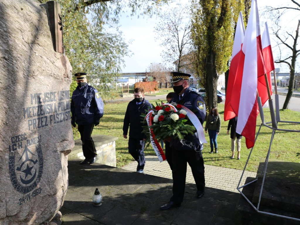 Wizyty na grobach ostrowieckich samorządowców. Składania kwiatów pod pomnikami rozstrzelanych w 1943 roku ostrowczan