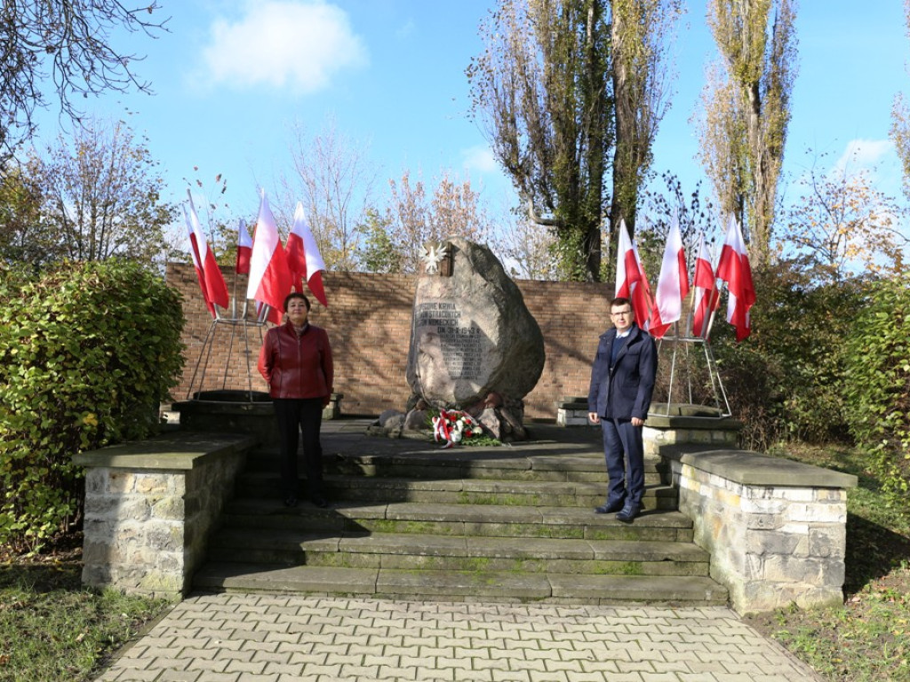 Wizyty na grobach ostrowieckich samorządowców. Składania kwiatów pod pomnikami rozstrzelanych w 1943 roku ostrowczan