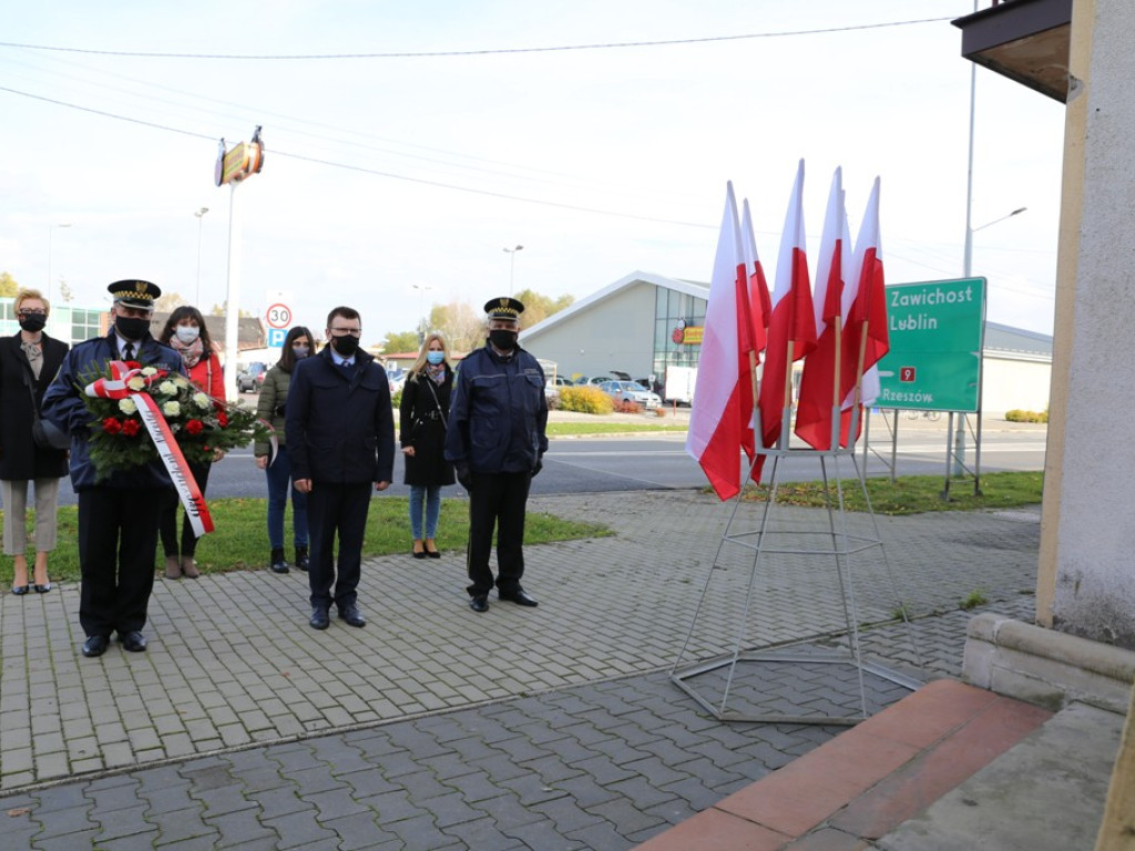 Wizyty na grobach ostrowieckich samorządowców. Składania kwiatów pod pomnikami rozstrzelanych w 1943 roku ostrowczan