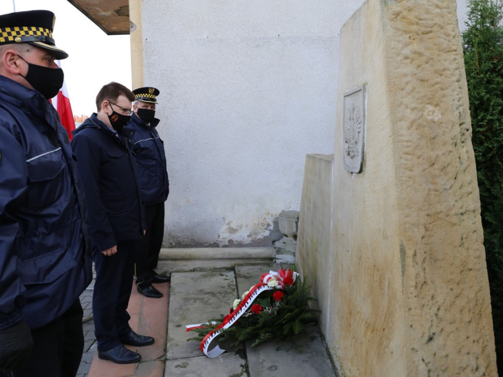 Wizyty na grobach ostrowieckich samorządowców. Składania kwiatów pod pomnikami rozstrzelanych w 1943 roku ostrowczan