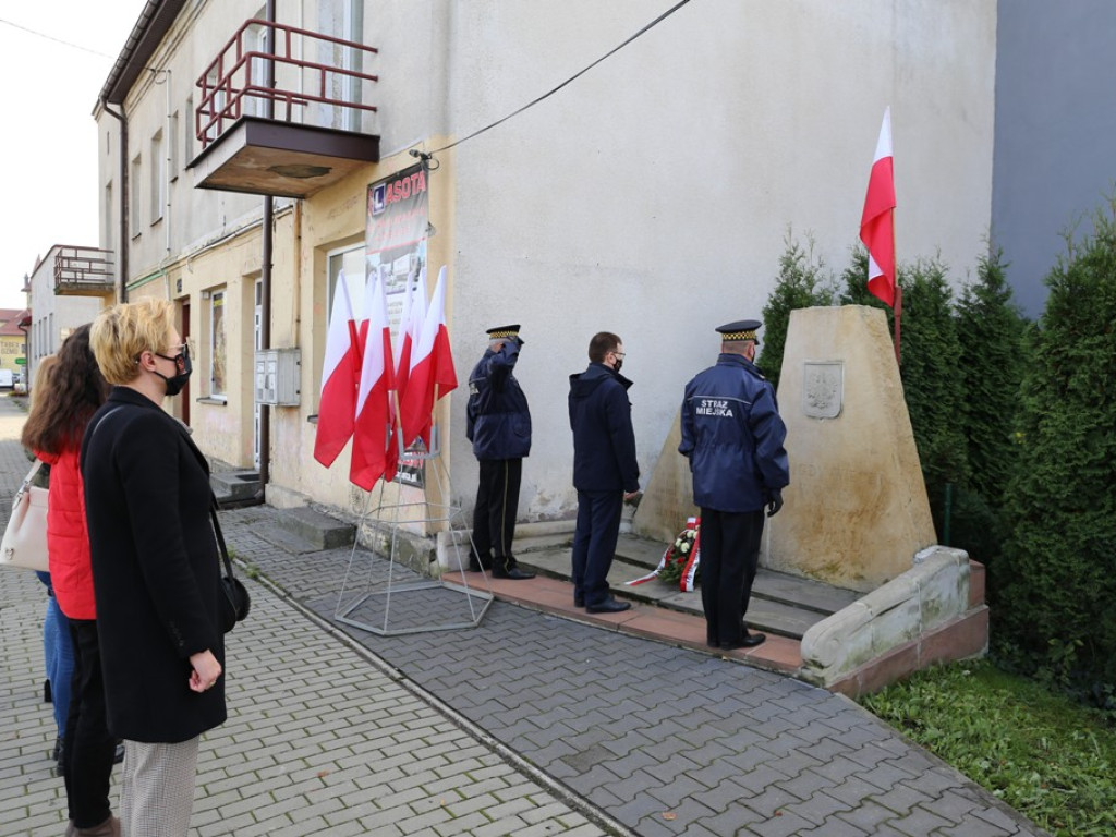 Wizyty na grobach ostrowieckich samorządowców. Składania kwiatów pod pomnikami rozstrzelanych w 1943 roku ostrowczan
