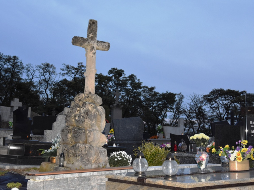 Wszystkich Świętych i Zaduszki przy zamkniętych cmentarzach