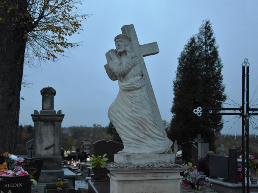 Wszystkich Świętych i Zaduszki przy zamkniętych cmentarzach