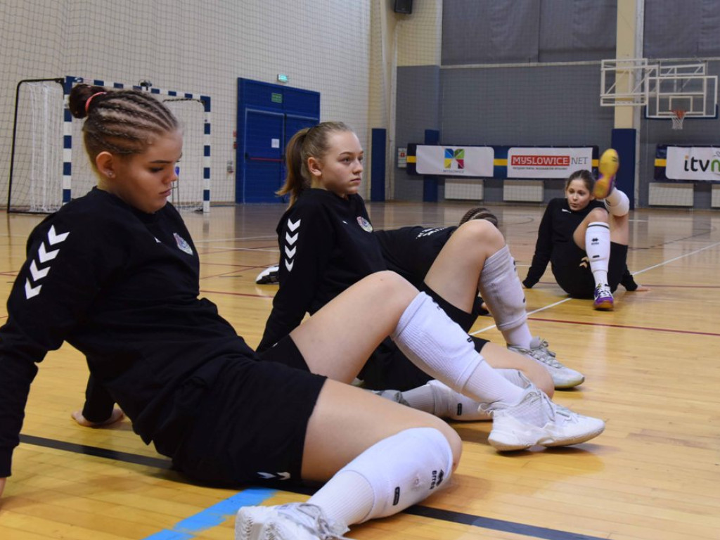 II liga siatkówki kobiet. Grupa IV. *Silesia Volley Mysłowice - KSZO SMS Ostrowiec Świętokrzyski 3:0