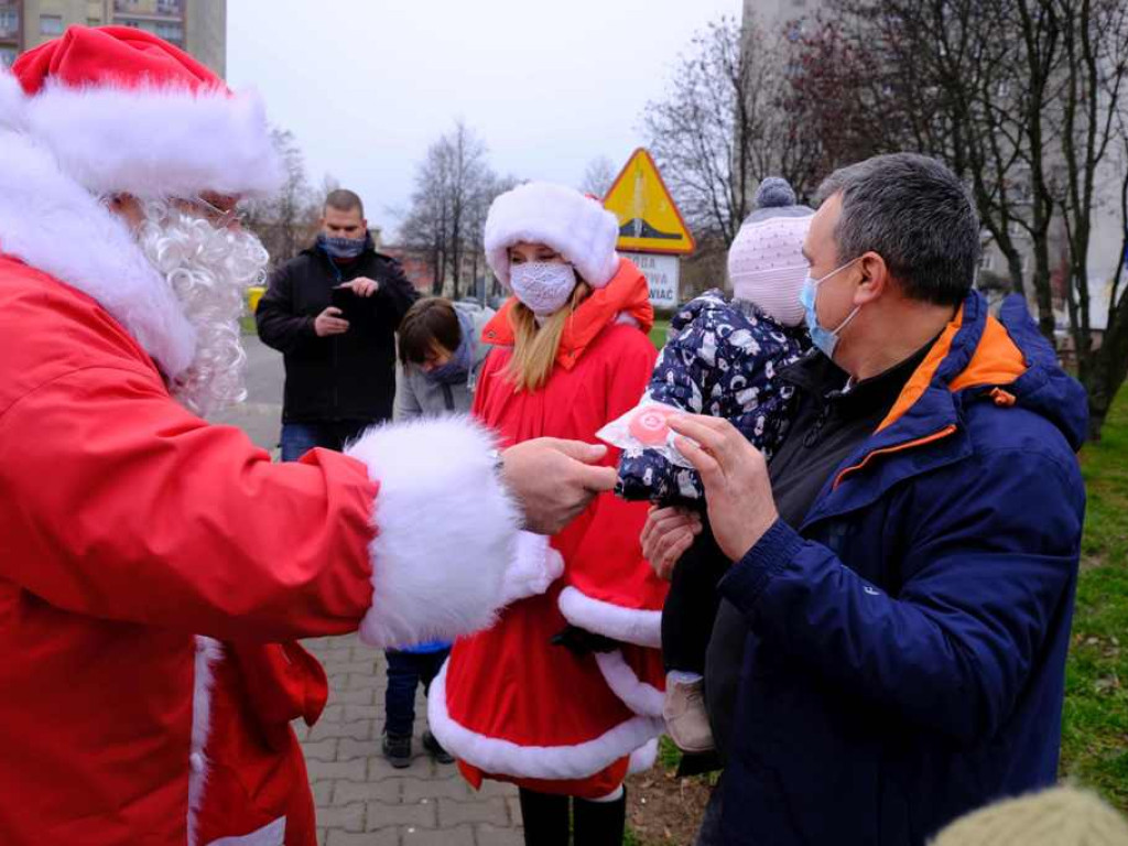 Święty Mikołaj w Ostrowcu Świętokrzyskim (zdjęcia, wideo). Zaprzęg konny z białą karetą