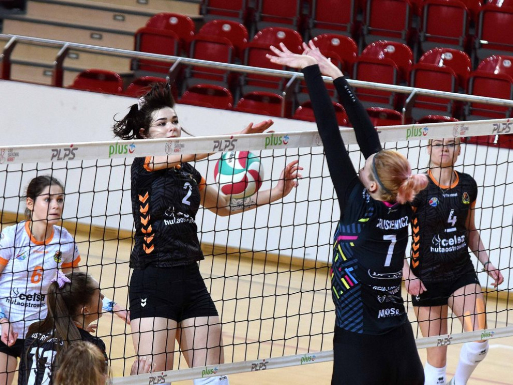 II liga siatkówki kobiet. Grupa IV. *KSZO SMS Ostrowiec Świętokrzyski - Silesia Volley Mysłowice 2:3