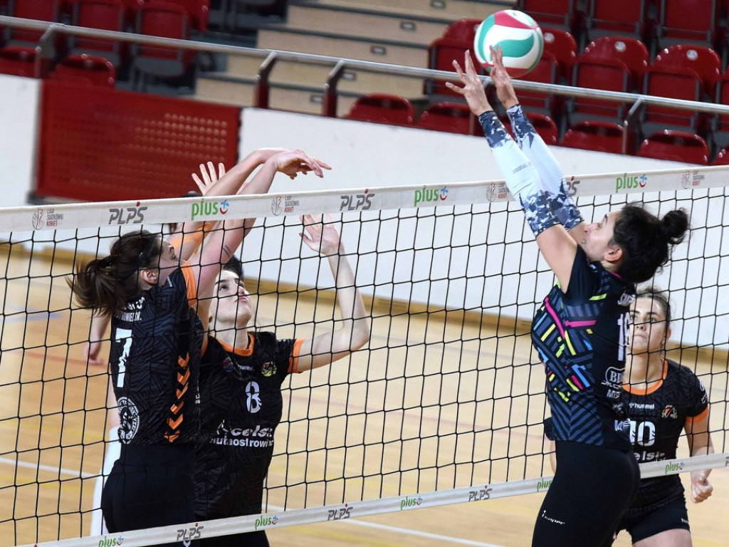 II liga siatkówki kobiet. Grupa IV. *KSZO SMS Ostrowiec Świętokrzyski - Silesia Volley Mysłowice 2:3