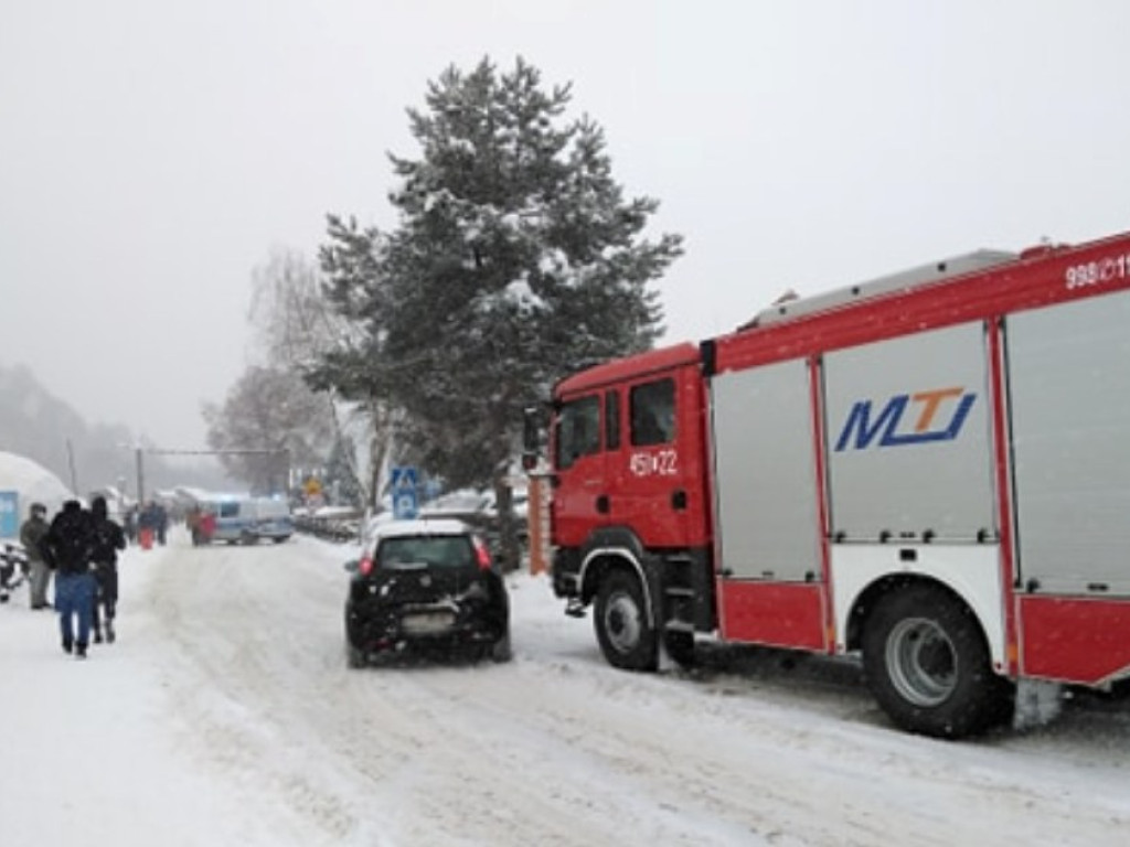 Zawalił się dach lodowiska w Bałtowie (zdjęcia)