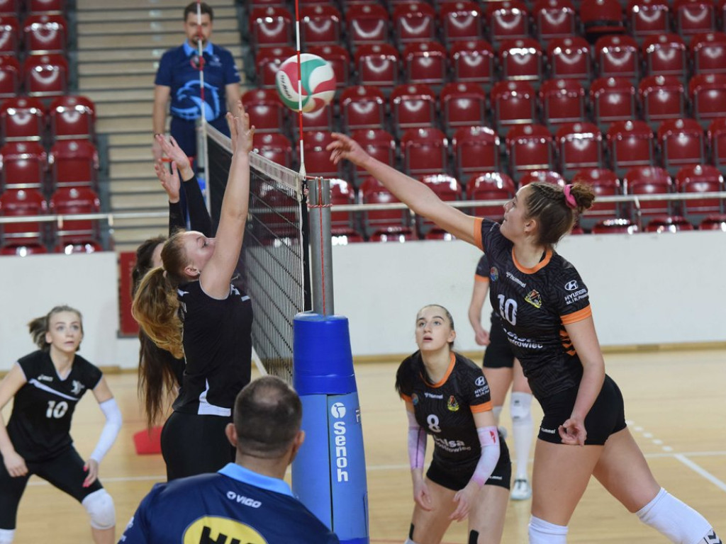 II liga siatkówki kobiet. Grupa IV. *KSZO SMS Ostrowiec Świętokrzyski - Jedynka Tarnów 3:1