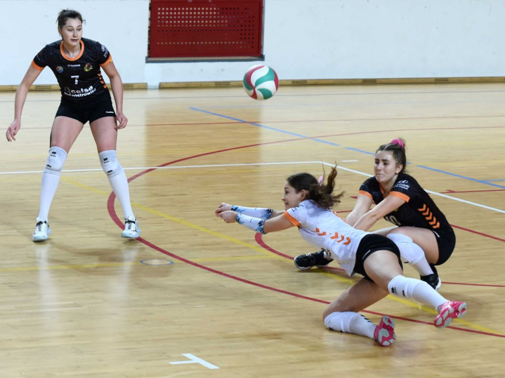 II liga siatkówki kobiet. Grupa IV. *KSZO SMS Ostrowiec Świętokrzyski - Jedynka Tarnów 3:1