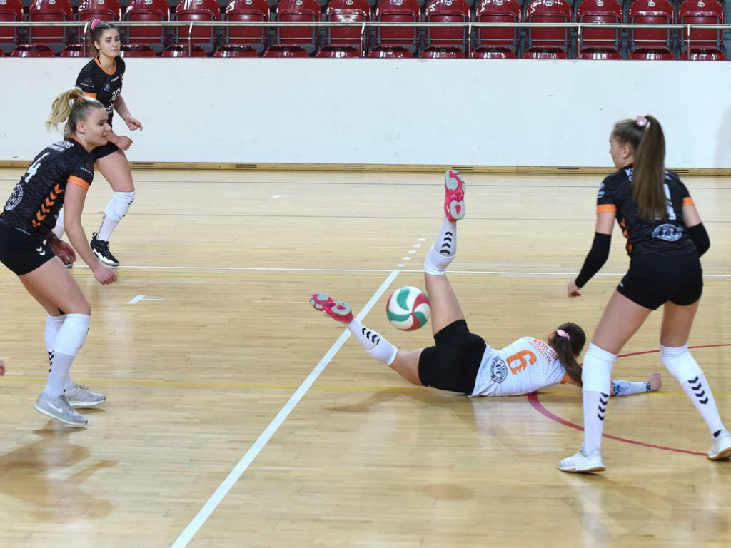 II liga siatkówki kobiet. Grupa IV. *KSZO SMS Ostrowiec Świętokrzyski - Jedynka Tarnów 3:1