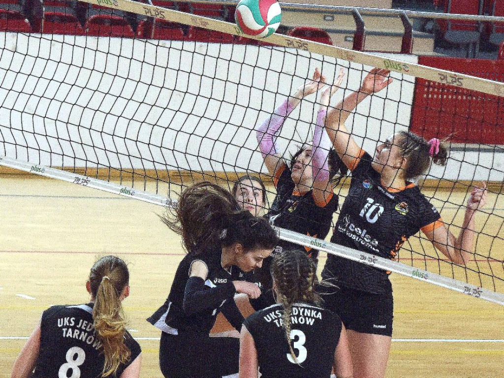II liga siatkówki kobiet. Grupa IV. *KSZO SMS Ostrowiec Świętokrzyski - Jedynka Tarnów 3:1